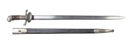 Espada de caza con empuñadura de metal y asta con escudo de