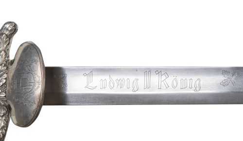 Espada de caza con empuñadura de metal y asta con escudo de