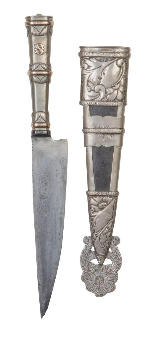 Facon o daga plata con iniciales S.M. en oro de plata punzo