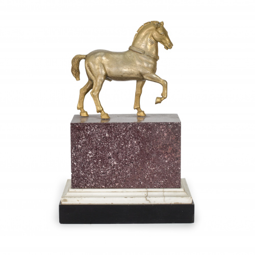 Caballo de inspiración clásica en bronce dorado sobre basam