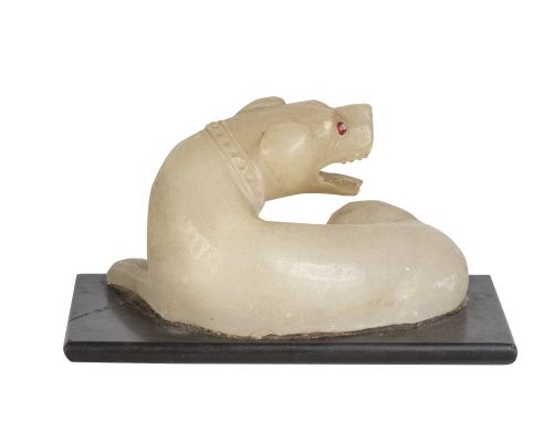 Perro tallado en jade blanco y esmalte rojoChina.