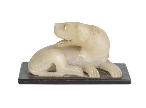 Perro tallado en jade blanco y esmalte rojoChina.