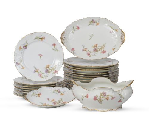 Parte de vajilla de porcelana esmaltada, pintada y dorada. 