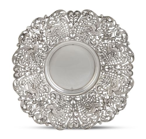 Panera de plata con perímetro repujado y calado con garzas 