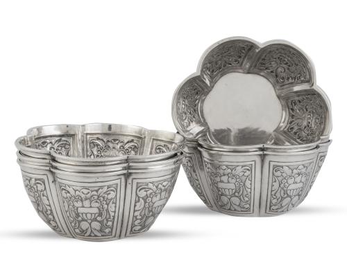 Juego de seis lavafrutas de plata repujada con frutas y hoj