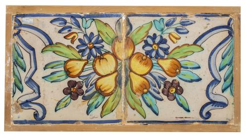 Panel de dos azulejos de cerámica esmaltada en manganeso, a