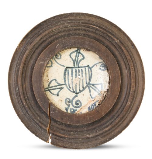 Salvilla de céramica esmaltada en zul cobalto con escudo.