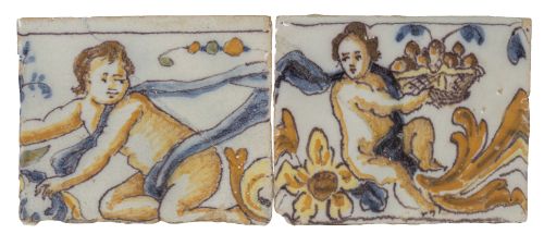 Dos azulejos de cerámica esmaltada con puttis.Triana, S. 