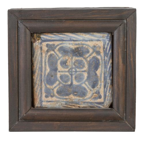 Azulejo gótico de cerámica esmaltada en azul y blanco.Man