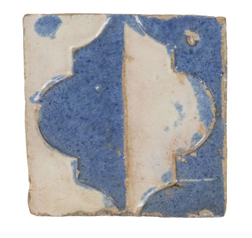 Azulejo de cerámica de arista esmaltada en azul y blanco.