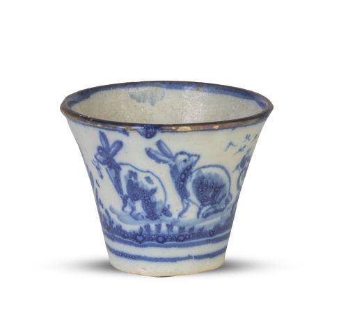 Pequeño macetero de cerámica esmaltada en azul y blanco.T