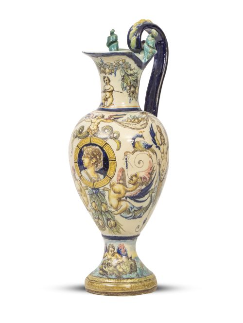 Jarra de cerámica esmaltada de estilo renacentista.Italia