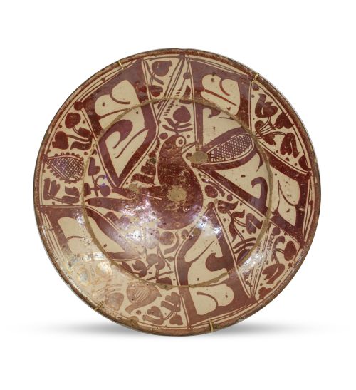 Plato de cerámica esmaltada de reflejo metálico con parlado