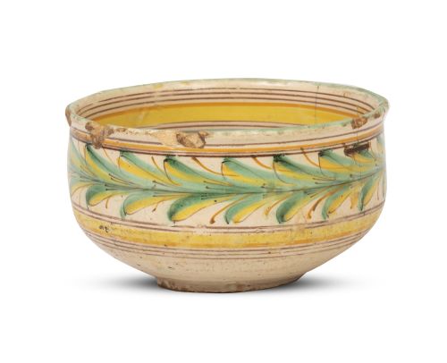 Cuenco de cerámica esmaltada con liebre entre árboles.Tal