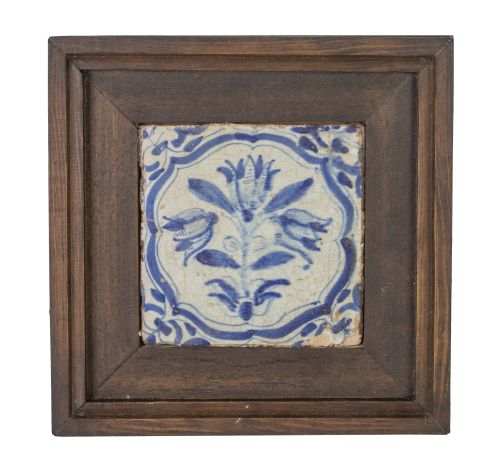 Azulejo de cerámica esmaltada en azul y blanco con ramillet