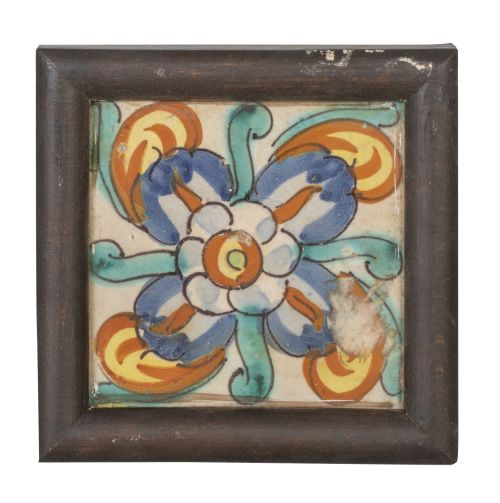 Azulejo de cerámica esmaltada, con flor.Manises, S. XVIII.