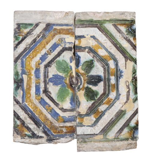 Lote de dos azulejos de techo de cerámica esmaltada.Trian