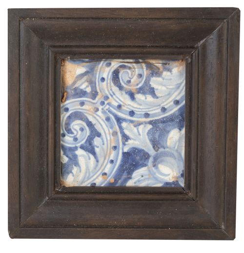 Azulejo de cerámica esmaltada en azul cobalto y blanco. Con