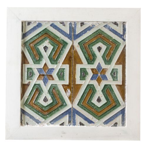 Dos azulejos de tabla con la técnica de arista de cerámica 