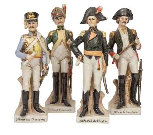 Lote de cuatro figuras de milirares de porcelana esmaltada 