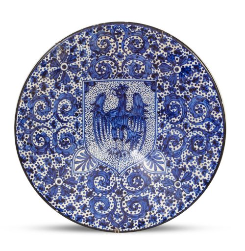 Plato historicista de cerámica esmaltada en azul y blanco c