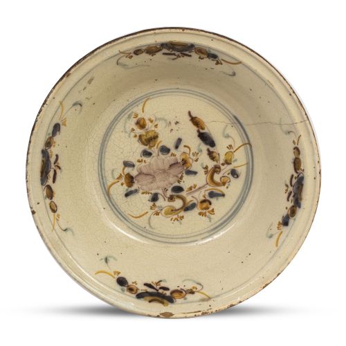 Plato de cerámica esmaltada con flor en el asiento.Triana