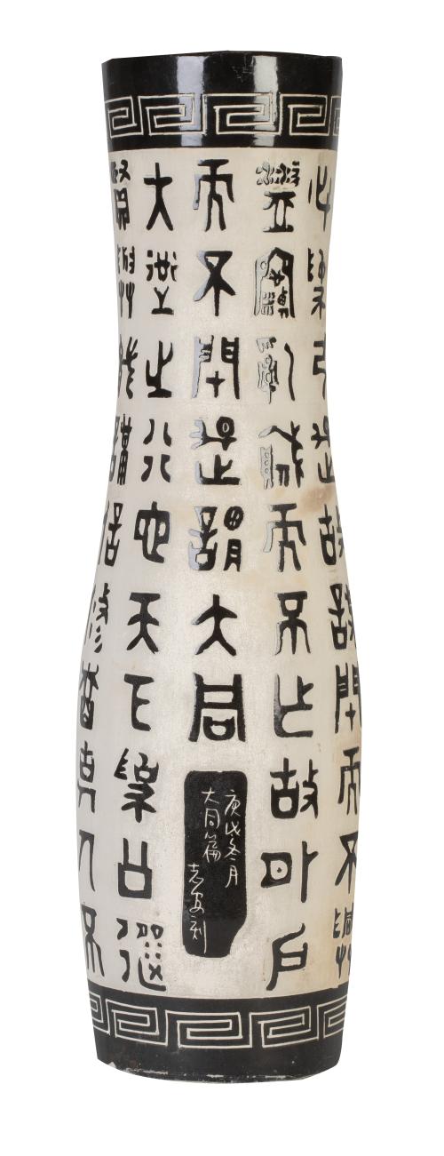 Jarrón de porcelana con caracteres en blanco y negro.Chin