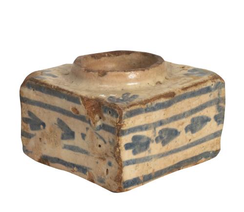 Salero de cerámica esmaltada en azul y blanco.Teruel, S. 