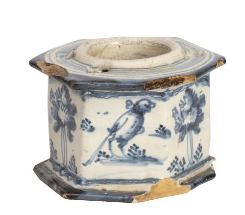 Tintero de forma hexagonal de cerámica esmaltada con aves y