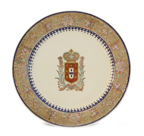 Plato de porcelana esmaltada con escudo de portugal y dorad