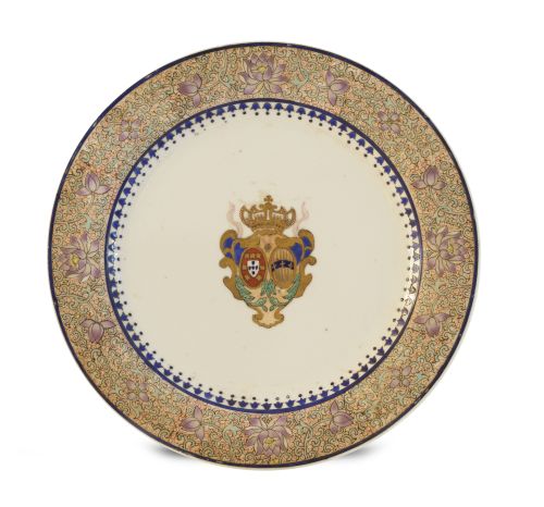 Plato de porcelana esmaltada con escudo de portugal y dorad