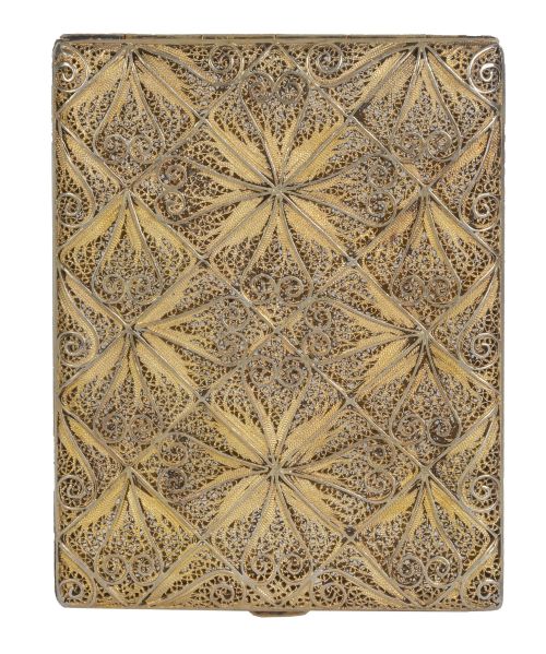 Pitillera en filigrana de plata sobredorada. Con marcas.T