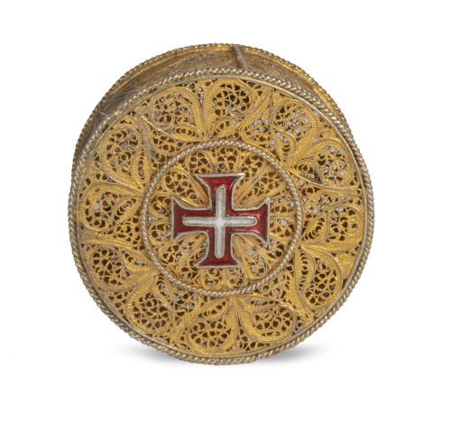 Caja de plata sobredorada en filigrana con la cruz de Crist