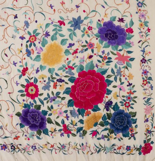 Mantón de Manila en seda beige con peonías y flores bordada