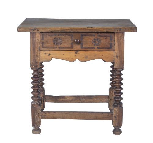 Bufetillo de madera tallada con cajón y patas torneadas.T