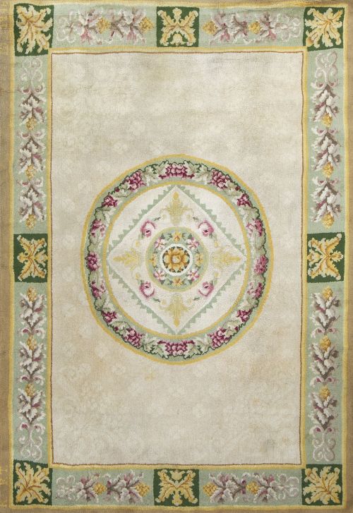 Alfombra en lana de campo beige. Firmada y fechada. Real 