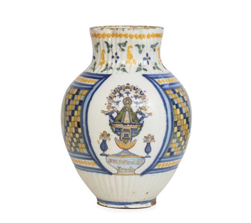 Jarra de cerámica con esmalte policromo decorado con la Vir