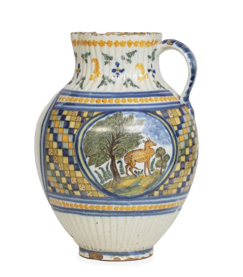 Jarra de cerámica con esmalte policromo decorado con la Vir