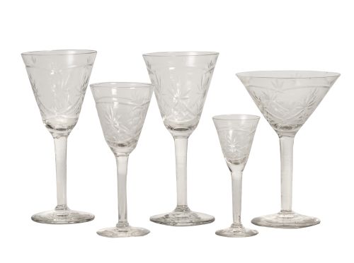Juego de copas de cristal tallado con estrellas. S. XX.