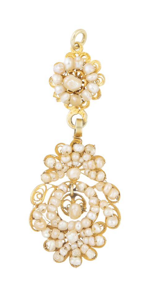 Colgante S. XIX de aljófar de perlas sobre filigrana de oro