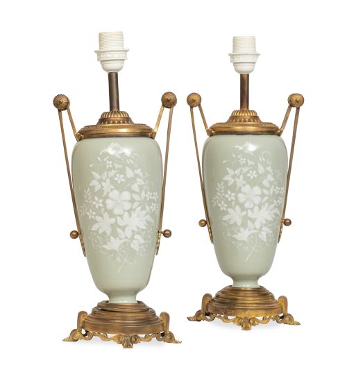 Pareja de copas de porcelana esmaltadas en verde celadón co