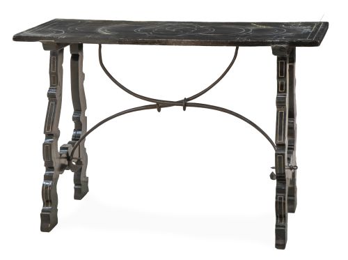 Mesa de madera de ébano con fileteado de metal y fiadores d