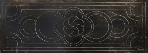 Mesa de madera de ébano con fileteado de metal y fiadores d