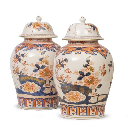 Pareja de tibores con tapa de porcelana esmaltada con decor