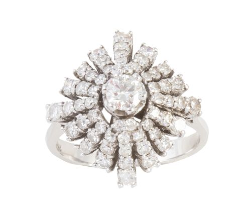 Sortija de brillantes de forma piramidal coronada por un br