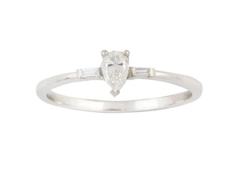 Sortija con diamante talla perilla flanqueado por dos diama