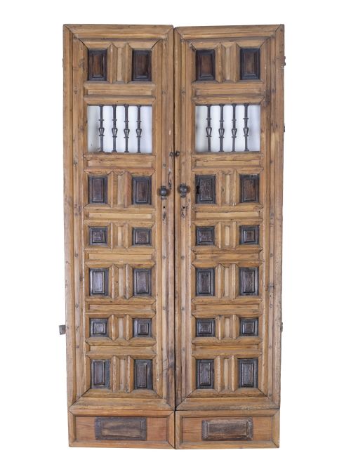 Dos puertas de madera de pino tallada con cuarterones con r