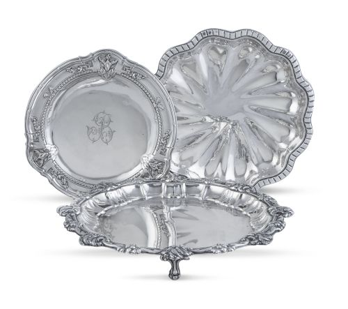 Lote de tres salvillas de plata: una con inicial B con lazo