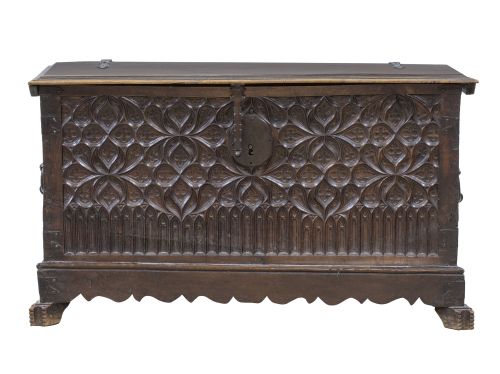 Arcón de madera tallada, con frente con tracerías góticas.