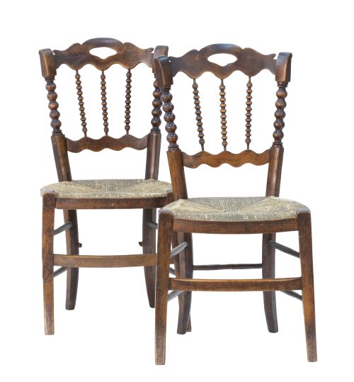 Pareja de sillas de madera tallada con asiento de enea.Es